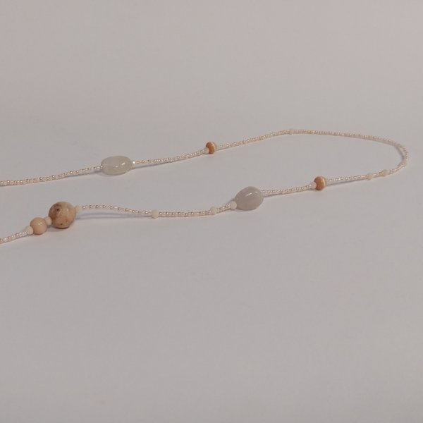 Collana bianca e rosa